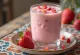 Lassi à la fraise servi avec glaçons et fraises fraîches