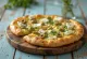 Focaccia à la feta et aux olives grecques servie